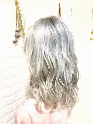 セミロング カラー ハイトーン/ブリーチ 山崎 悠次のヘアスタイル