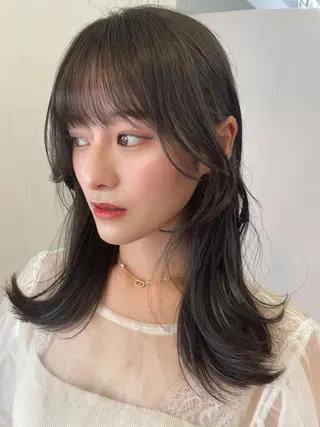 ミディアム レイヤーカット、 大人可愛い　中村美羅のヘアスタイル