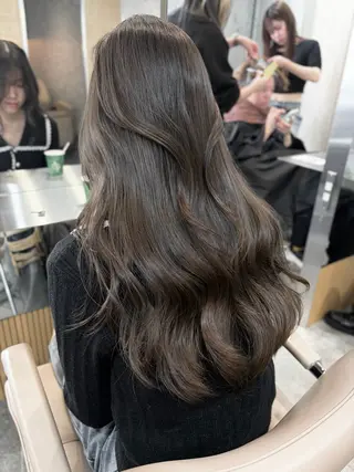 ロング カラー 失敗しないハイトーン ミルクティーベージュのヘアスタイル