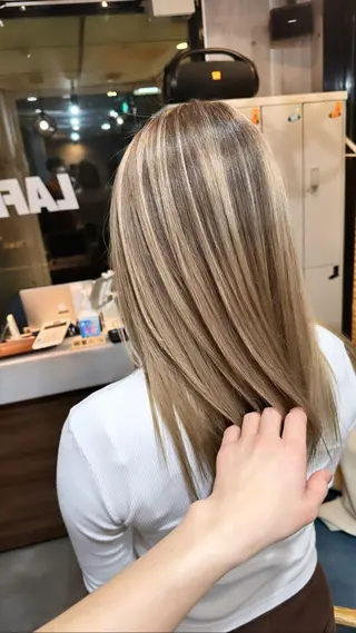 セミロング カラー 難波ブリーチカラー 伊藤洋輝のヘアスタイル