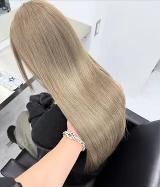 カラー ユウキ/ハイトーン/ ブリーチカラーのヘアスタイル