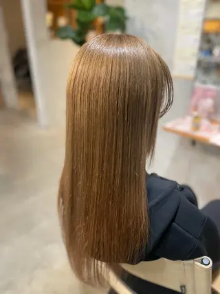ロング カラー momoka オリーブ/ベージュのヘアスタイル