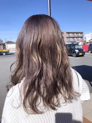 ロング カラー 絹川 琴美のヘアスタイル