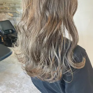 ロング ブリーチなしベージュ カラー佐藤華厘のヘアスタイル