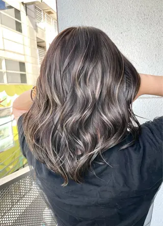 セミロング 白いハイライト🤍 タナカリョウスケのヘアスタイル