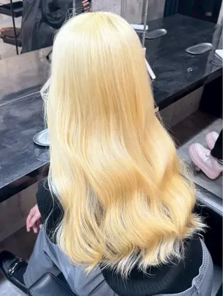 ロング カラー カナ：ホワイトカラー /ピンクカラー‎のヘアスタイル