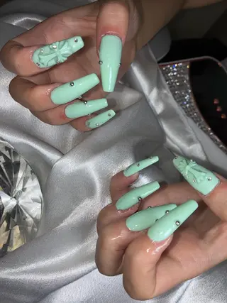 ミディアム YOKOSUKA NAILS💅🍃のネイルデザイン