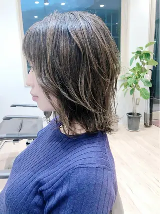 ミディアム 白髪ぼかしハイライト 💫ミネ ヒロシのヘアスタイル