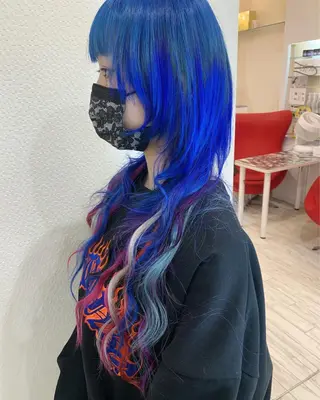 セミロング ヘアアレンジ 今村公介 ブリーチ特化、派手髪のヘアスタイル