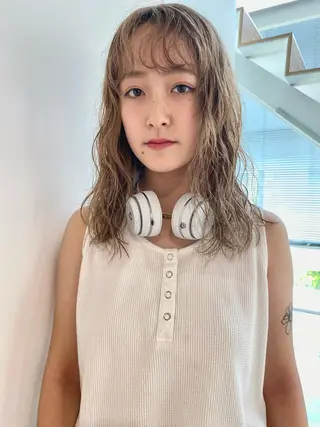 ミディアム サトウ ナナのヘアスタイル