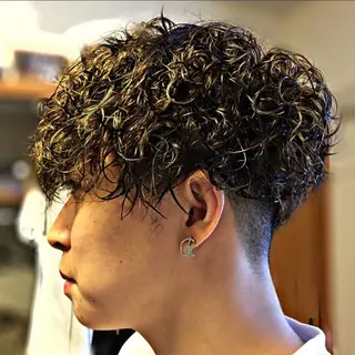 ショート パーマ メンズ 山﨑 愛也のヘアスタイル
