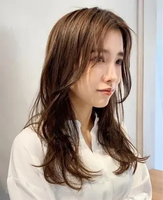 セミロング カラー 城山 歩のヘアスタイル