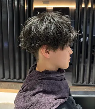 ミディアム パーマ メンズ ✨髪質改善✨ハイトー ンカラー⭐️藤沢のヘアスタイル