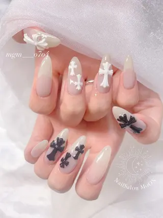 MoON...❤︎ MeGuのネイルデザイン