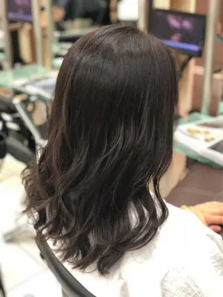 ミディアム カラー パーマ KONOMI スタイリストのヘアスタイル