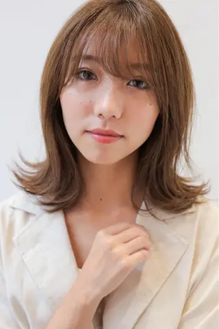 ミディアム & kuのヘアスタイル