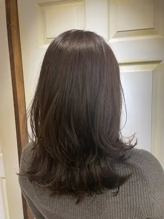 セミロング 河上 麻衣/白髪ぼかしのヘアスタイル