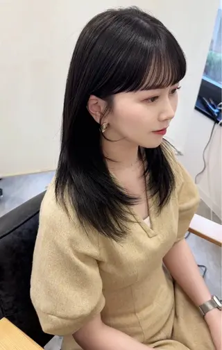 セミロング カラー コテ巻き風パーマ 縮毛矯正が得意のヘアスタイル