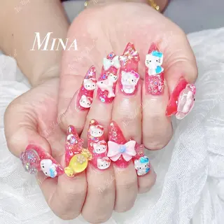 ネイル 🦋 Queenieのネイルデザイン