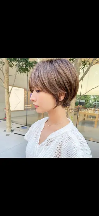 ショート 透明感オリーブ🫒/ ブリーチなしWカラーのヘアスタイル
