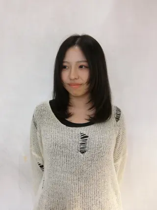 ミディアム iroha/ レイヤーカットモデルのヘアスタイル