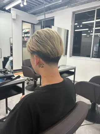 メンズ イオ/スペインカール /フェードのヘアスタイル