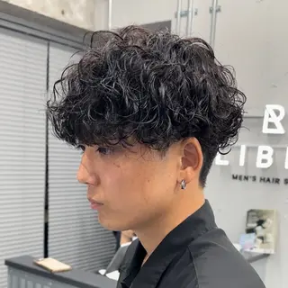 パーマ メンズ アイブロウ 曲がる縮毛矯正 LIBER 岩名のヘアスタイル