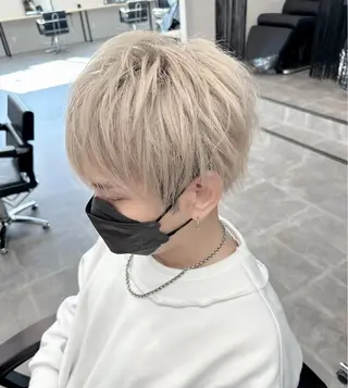 ショート メンズ ハイトーン カラーのヘアスタイル