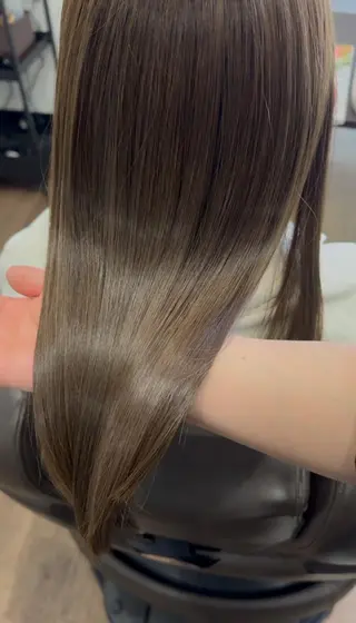 カラー ロング 岩﨑 智穂のヘアスタイル