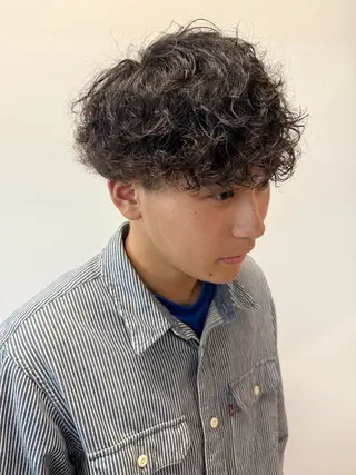 パーマ メンズ 透明感カラー レイヤー亀井唯登のヘアスタイル