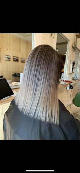 セミロング カラー ハイトーン belle ナホのヘアスタイル