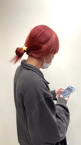カラー ヨシノ マナウのヘアスタイル