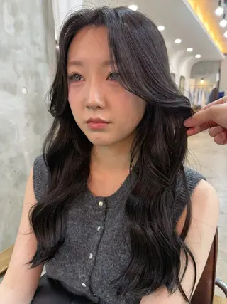 ロング カラー 三條 朋香のヘアスタイル
