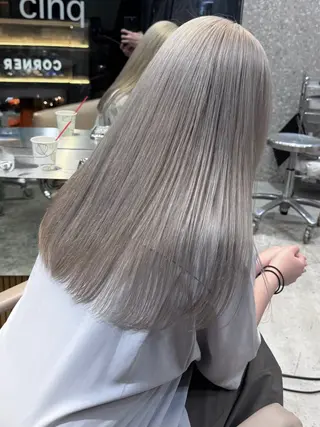 ロング カラー 失敗しないハイトーン ミルクティーベージュのヘアスタイル