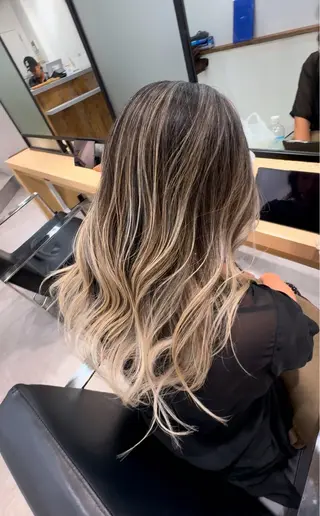 セミロング カラー 白髪ぼかしハイライト バレイヤージュヤマトのヘアスタイル