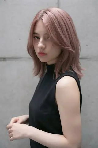 ミディアム カラー 🉐渋谷・ブリーチ ⭐️縮毛モデル🉐のヘアスタイル