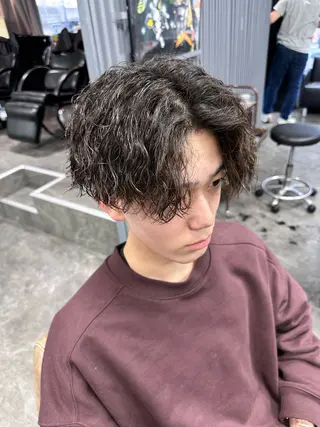 パーマ メンズ センターパート/ニュ アンス/フェザー特化のヘアスタイル
