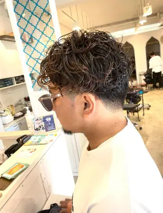 ショート カラー パーマ メンズ 饒平名 知也のヘアスタイル