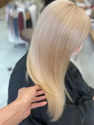 ロング カラー 吉田 麻倫のヘアスタイル