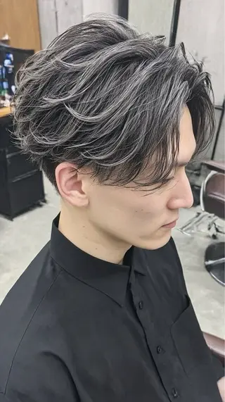 ショート パーマ ハイトーンカラー が絶対可愛い✨泰聖✨のヘアスタイル