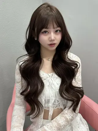 カラー ロング 𝑴𝑶𝑲𝑨渋谷 トレンド韓国ヘア🩷のヘアスタイル