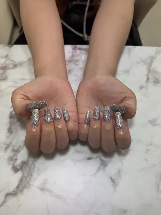 salon UNE LMA見習いスタッフのネイルデザイン