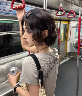 ミディアム カラー MIU/ルーツカラー 顔まわりレイヤーのヘアスタイル