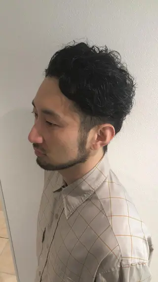 ショート パーマ 渡部凌我 小顔ウルフ ハイトーンカラーのヘアスタイル
