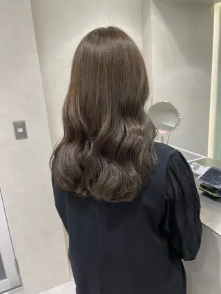 ミディアム 透明感オリーブ🫒/ ブリーチなしWカラーのヘアスタイル