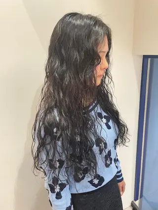 ロング パーマ 佐々木 芽衣のヘアスタイル