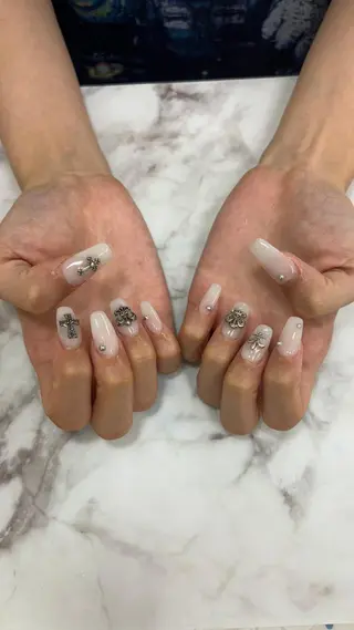 salon UNE LMA見習いスタッフのネイルデザイン
