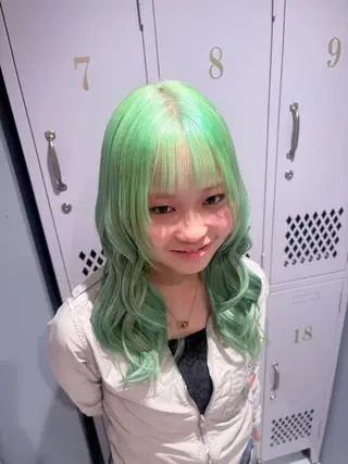 ミディアム カラー NANA🦖 ハイトーンデザインのヘアスタイル