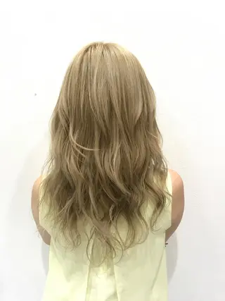 セミロング ブリーチカラー☆ 再生トリートメントのヘアスタイル