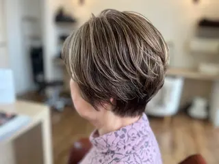 ショート カラー アトリエファゴ Noaのヘアスタイル